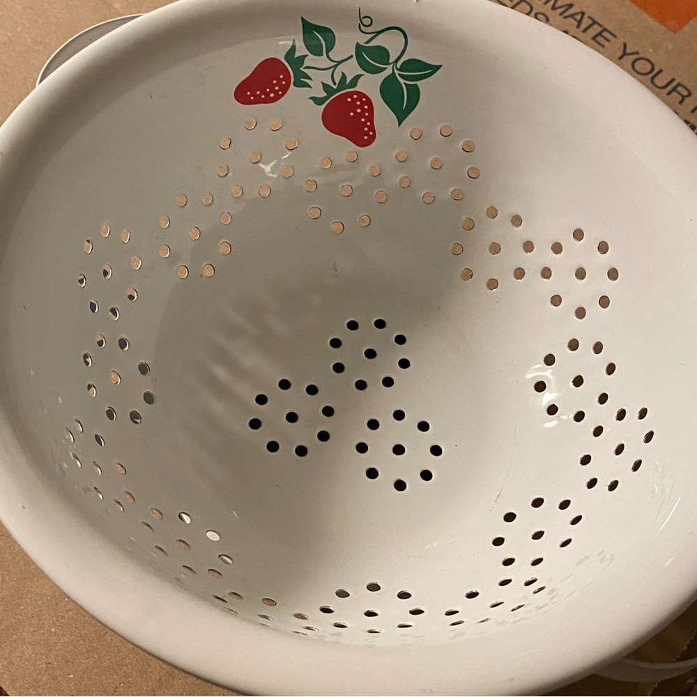 White Enamel Colander - Picture 3 of 4